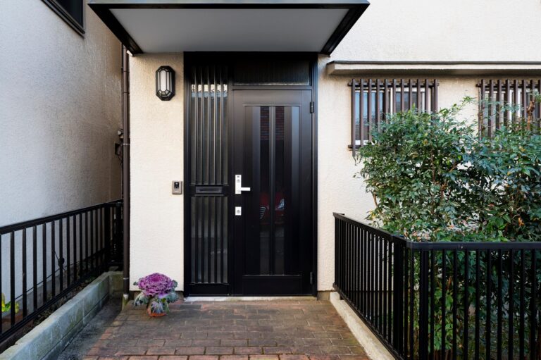 Bien choisir sa porte d’entrée : esthétique, sécurité et performance